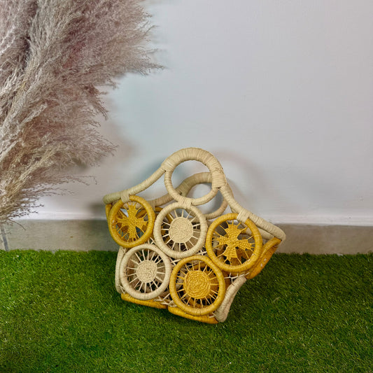 Panier artisanal en raphia motif moulin à vent et soleil jaune taille M